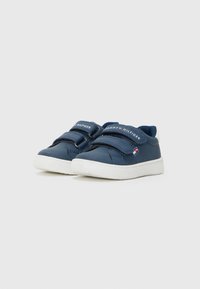 Mørkeblå sneakers laget av syntetisk materiale, med en hvit gummisåle, doble borrelåser og logoakenter på stroppene.