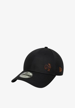 Gorra negra ajustable con un logotipo de gallo bordado en naranja en la parte frontal, con visera curvada y tejido texturizado.