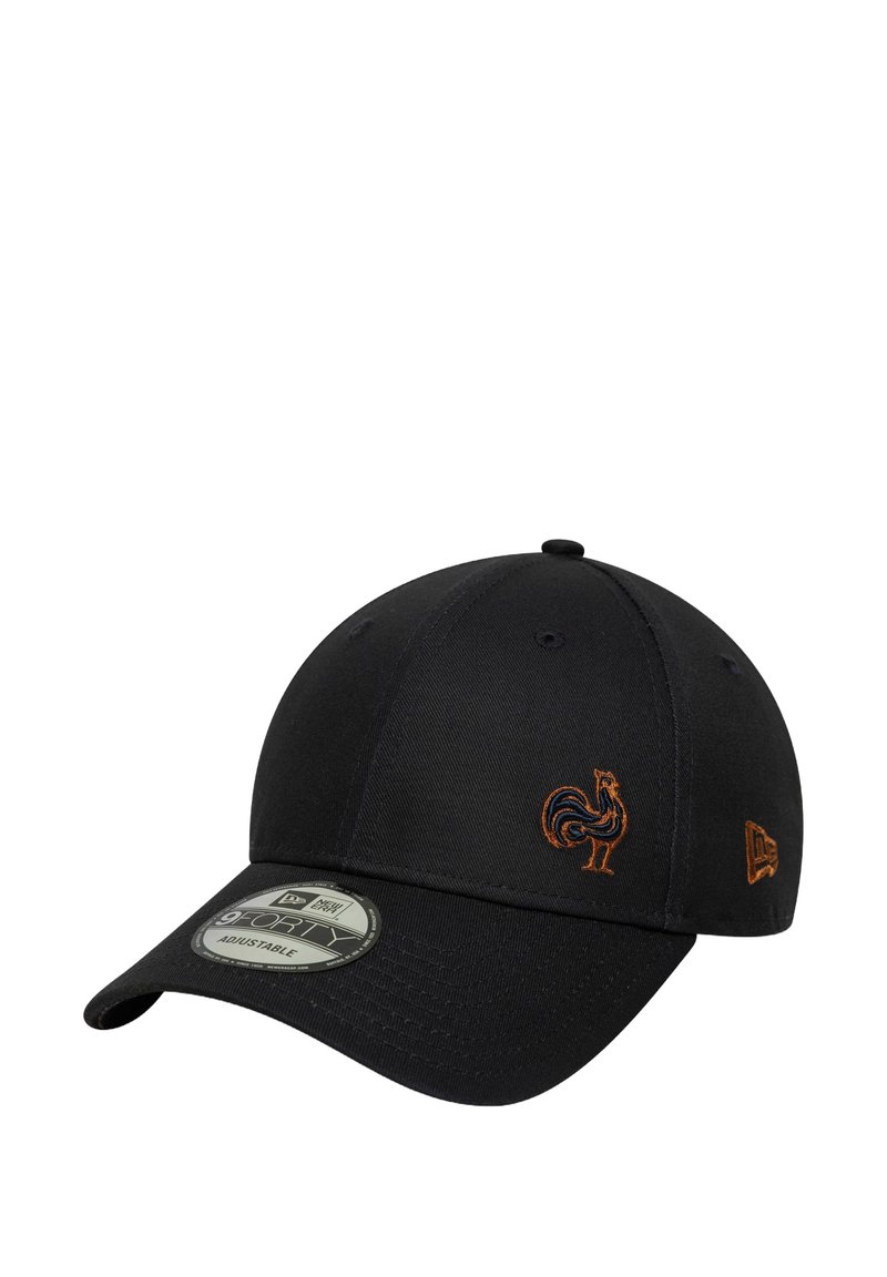 Zwarte verstelbare pet met een geborduurd logo van een haan in oranje aan de voorkant, met een gebogen rand en een gestructureerde stof.