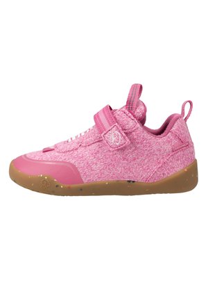 Kindergroßer Sneaker aus pinkem Stoff mit brauner Gummisohle, mit Klettverschluss und Zuglaschen an Zunge und Ferse.