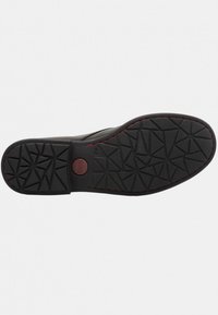 Talpă de pantof din cauciuc negru, cu un model texturat, având forme triunghiulare și un accent roșu în jurul marginii. Detaliu de brand centrat.