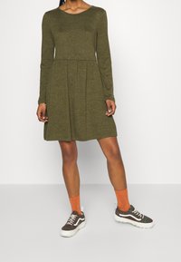 Vero Moda Stickad klänning - olive