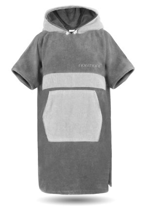 Hoodie-Poncho in Grau und Hellgrau, aus weichem, flauschigem Material. Verfügt über eine Fronttasche und kurze Ärmel. Logo im Brustbereich.