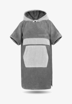 Hoodie-Poncho in Grau und Hellgrau, aus weichem, flauschigem Material. Verfügt über eine Fronttasche und kurze Ärmel. Logo im Brustbereich.