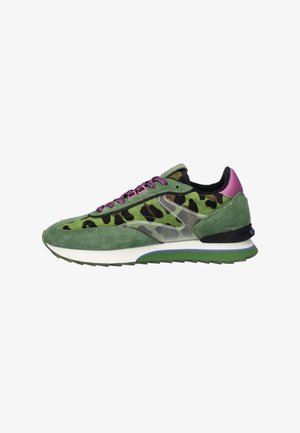 Baskets en suède vert avec des accents en imprimé léopard, lacets violets et un détail de talon noir. Présente une semelle intermédiaire blanche et une semelle extérieure verte.