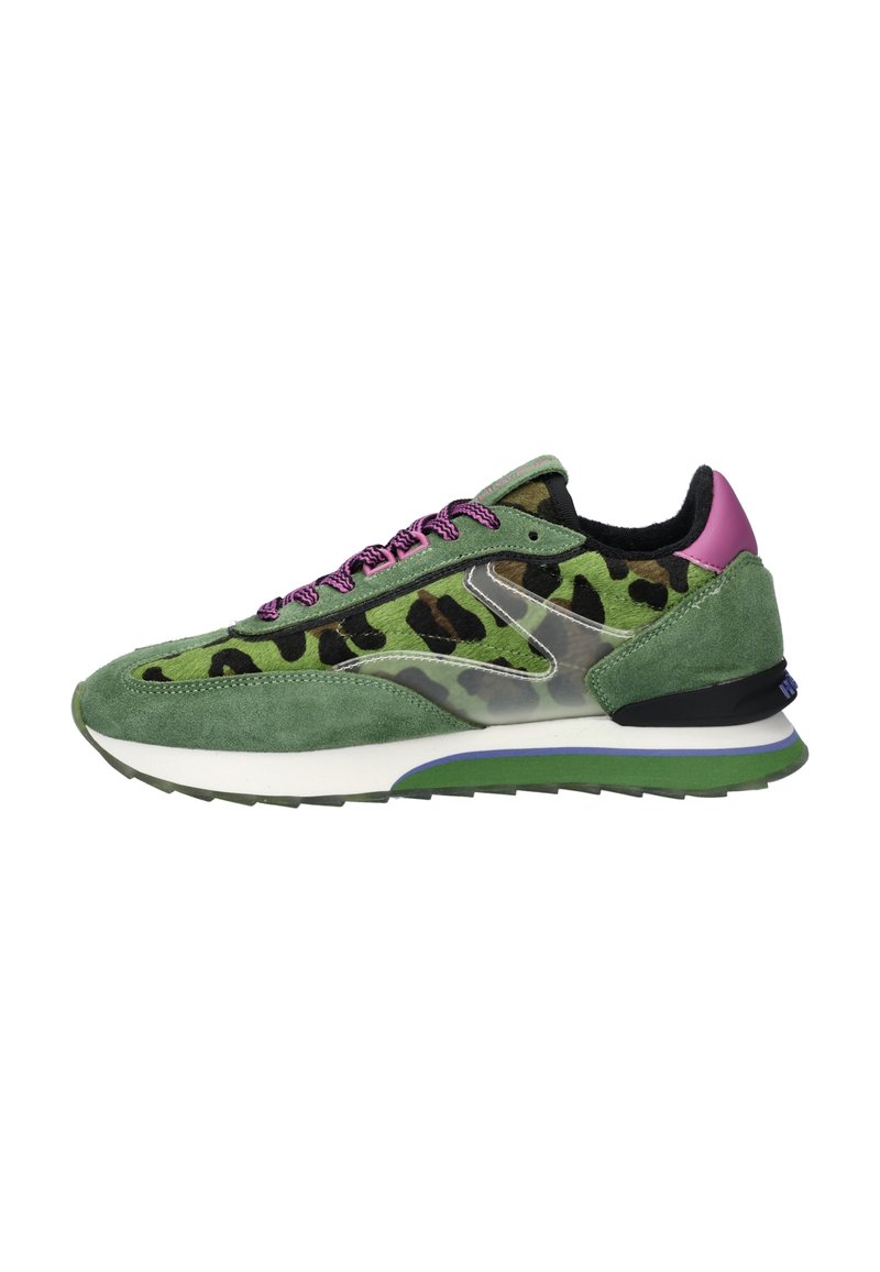 Baskets en suède vert avec des accents en imprimé léopard, lacets violets et un détail de talon noir. Présente une semelle intermédiaire blanche et une semelle extérieure verte.
