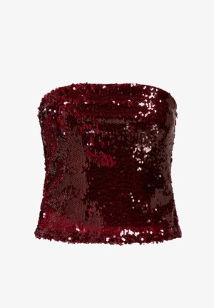 Top burdeos de lentejuelas sin tirantes con un diseño ajustado, que presenta una textura suave y una superficie brillante que refleja la luz.