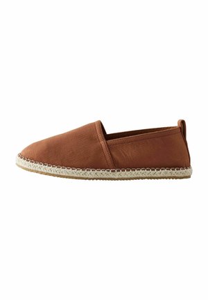 Espadrille de lona marrón con un acabado texturizado y paneles laterales elásticos, con una suela de yute trenzado y una base de goma plana.