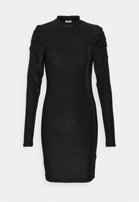 Svart långärmad klänning med hög hals, med ruchade axeldetaljer och en skimrande tygstruktur, kroppsnära silhuett.