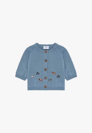 Cardigan per bambini azzurro lavorato a maglia con bottoni marroni, con animali da fattoria e trattori ricamati sulla parte frontale.