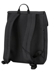 Svart ryggsäck med vadderad design, justerbara remmar, robust handtag och sidoficka med dragkedja. Tillverkad av slitstarkt tyg med en mjuk struktur.