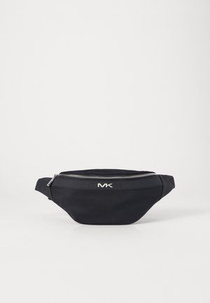 Černá ledvinka Michael Kors se stříbrným zipem a logem MK na přední straně, zobrazená na bílém pozadí.