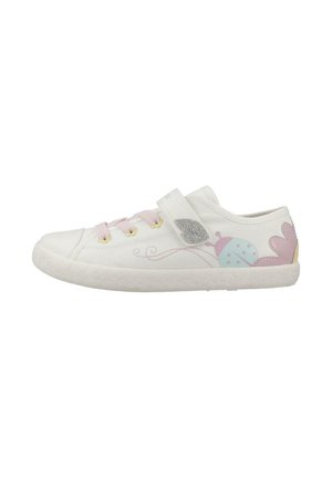 Zapatillas de lona blancas con diseños florales en rosa y azul, cuentan con una correa de enganche, punta redonda y suela de goma texturizada.