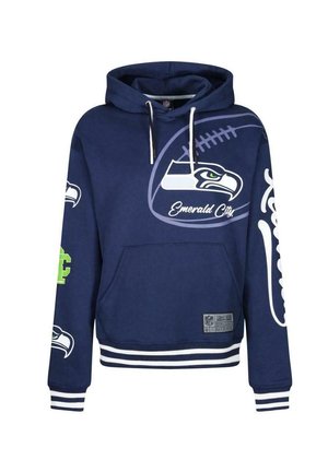 Mørkeblå hættetrøje med Seahawks grafik, der har hvide striber påærmerne og kanten, samt en frontlomme og snore til hætten.