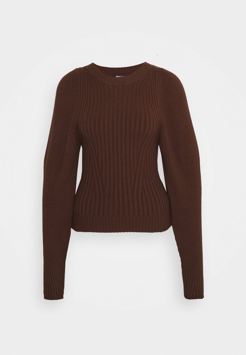 Pull à manches longues en maille côtelée brun foncé avec col rond et silhouette ajustée.