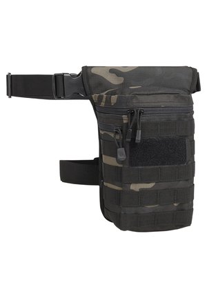 Sac banane camouflage noir et foncé avec sangle réglable, plusieurs compartiments zippés et panneaux en tissu texturé pour fixation.