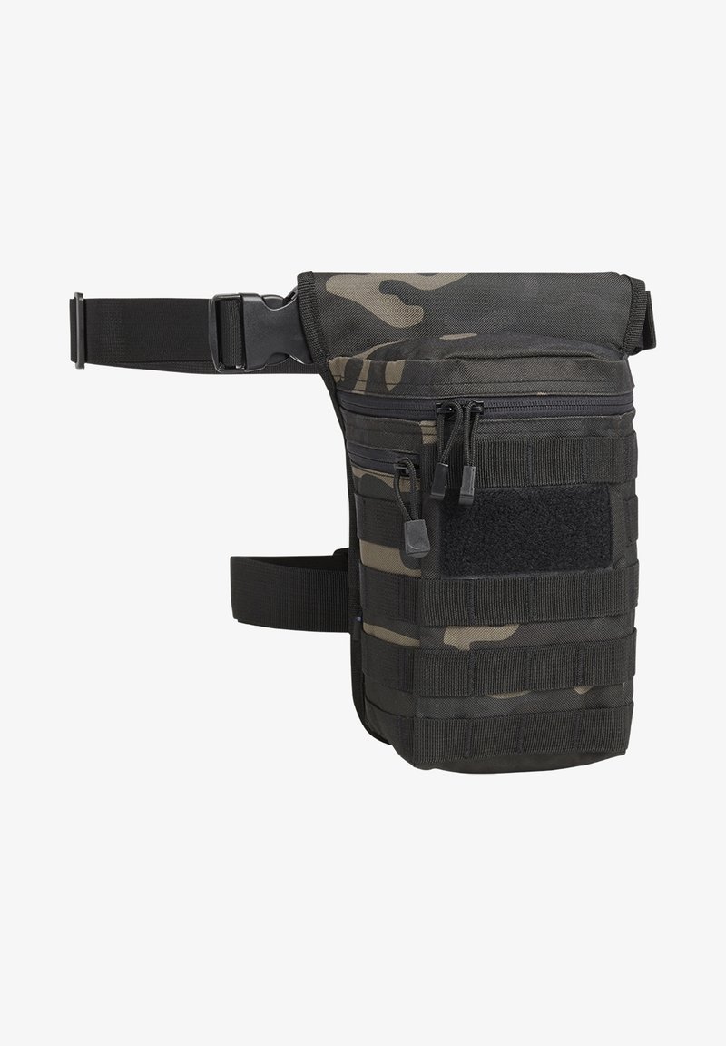 Sac banane camouflage noir et foncé avec sangle réglable, plusieurs compartiments zippés et panneaux en tissu texturé pour fixation.