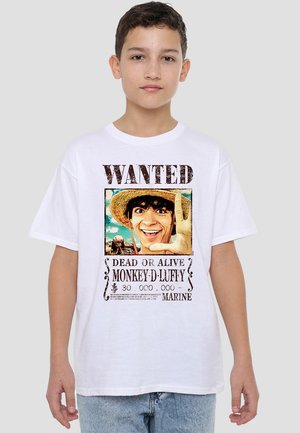 Weißes Baumwoll-T-Shirt mit einem bunten Grafik eines Charakters mit einem Strohhut, umgeben von dem Text "GESUCHT" und weiteren Details darunter.