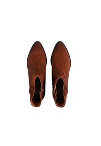 Botas de tobillo de ante marrón con punta afilada, cremalleras laterales y textura suave. Suela plana con detalles de costura mínimos.