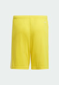 Gelbe Sportshorts mit elastischem Bund, weißen Seitenstreifen und "AEROREADY"-Logo auf der linken Rückseite.