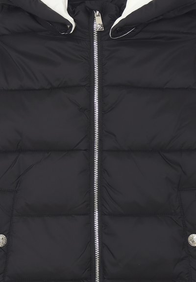 Giacca a vento nera con cappuccio, cerniera argentata e texture trapuntata. Include dettagli in metallo e foderatura bianca a contrasto.