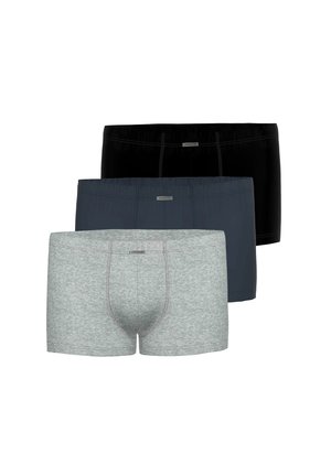 Drei Paar Herrenboxershorts in Grau, Dunkelblau und Schwarz, übereinander gestapelt und überlappend angeordnet.
