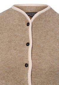 Beige strukturierten Strick-Cardigan mit hellem Saum, drei schwarzen Knöpfen an der Vorderseite und einem sichtbaren Markenetikett im Kragen.