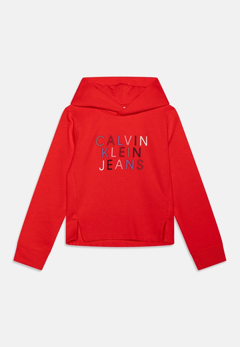 Sweat à capuche rouge à manches longues avec le logo multicolore Calvin Klein Jeans imprimé sur le devant, poignets côtelés et petites fentes latérales à l'ourlet.