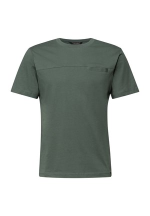 Miesten lyhythihainen pyöreäkauluksinen t-paita himmeän vihreänä, vaakasuoralla saumalla ja pienellä rintataskuasetuksella yksivärisellä taustalla.