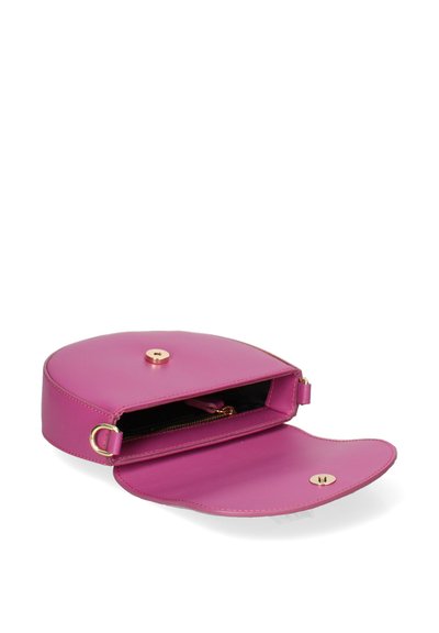 Borsa in pelle rosa con forma arrotondata, hardware dorato e una grande chiusura a patta. L'interno presenta una tasca con zip e una texture liscia.