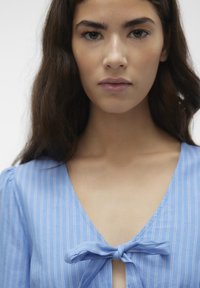 Vero Moda VMGILI TIE - Bluse - provence aopzenia