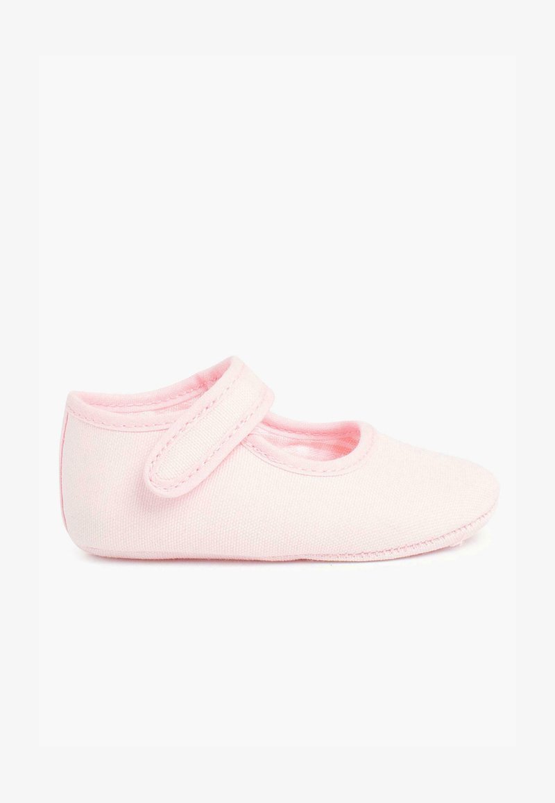Ballerine en tissu rose avec une sangle Velcro, bout arrondi et doublure intérieure douce. Texture lisse et détails de couture minimalistes.