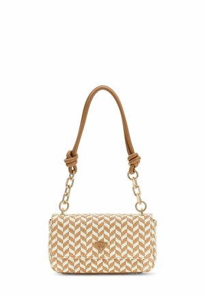 Petit sac à main rectangulaire tissé beige et blanc avec des maillons de chaîne en or et une poignée en cuir nouée, logo Guess sur le rabat avant.