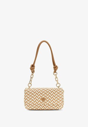 Petit sac à main rectangulaire tissé beige et blanc avec des maillons de chaîne en or et une poignée en cuir nouée, logo Guess sur le rabat avant.