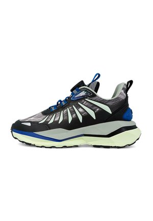 Zapatillas negras y grises con parte superior de malla, acentos azules, suela texturizada y un diseño único con cortes y un acabado reflectante.