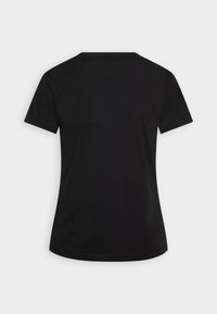 Μαύρο κοντομάνικο T-shirt με στρογγυλή λαιμόκοψη, εμφανιζόμενο από πίσω σε απλό ανοιχτό γκρι φόντο.