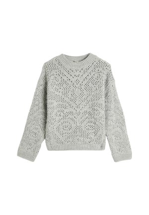 Hellgrauer, gestrickter Pullover mit filigranen Spitzenmustern, geripptem Rundhalsausschnitt, Bündchen und Saum, langen Ärmeln, flach auf weißem Hintergrund ausgelegt.