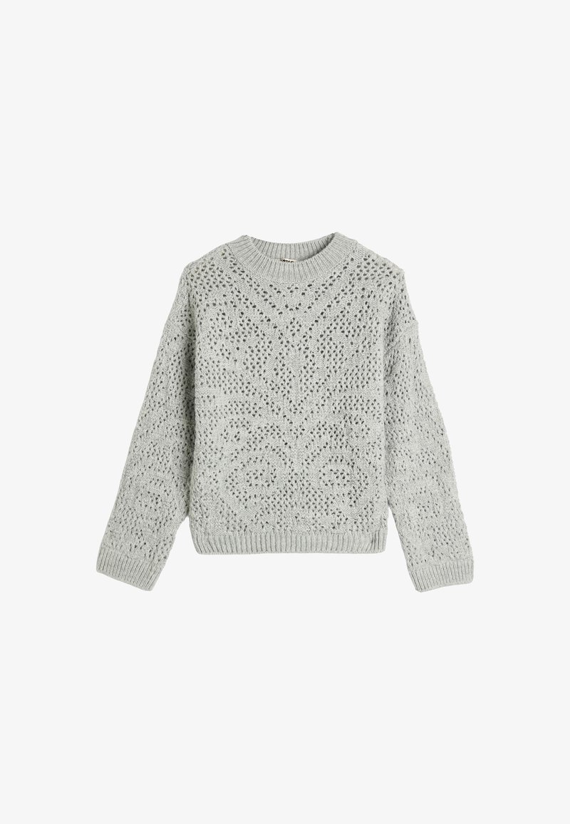 Pull en maille gris clair avec des motifs en dentelle élaborés, col rond côtelé, poignets et ourlet côtelés, manches longues, posé à plat sur un fond blanc.