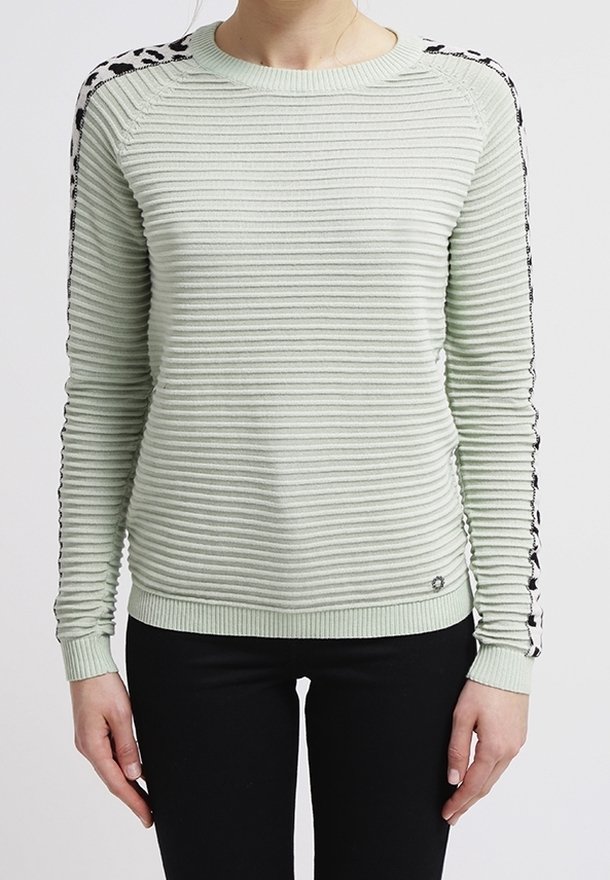 Hellgrüner, gerippter Pullover mit schwarzen, gemusterten Akzenten an den Schultern. Verfügt über einen Rundhalsausschnitt und enganliegende Bündchen. Strukturierter Stoff.
