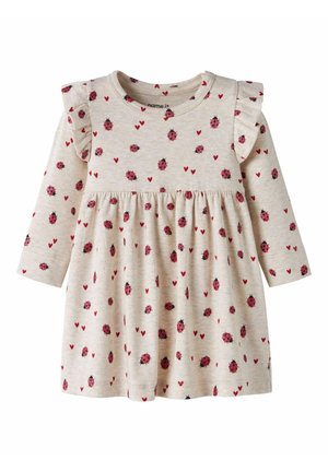 Kremfarget, langermet kjole for småbarn med røde marihøner og hjerter, volangdetaljer på skuldrene og innsvinget midje.