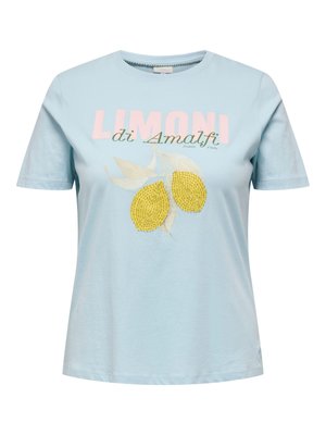 T-shirt bleu clair à manches courtes avec le texte « Limoni di Amalfi » et un graphique de deux citrons jaunes avec des feuilles beige sur le devant.
