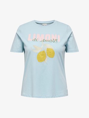 Tricou albastru deschis cu mâneci scurte cu textul „Limoni di Amalfi” și grafică cu doi lămâi galbeni cu frunze bej pe față.
