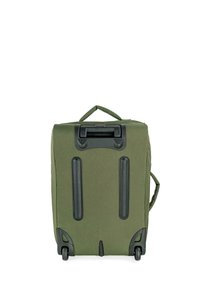 Bolsa de viaje de tela verde con forma rectangular, ruedas y detalles de plástico negro, asa superior, con superficie texturizada y diseño sencillo.