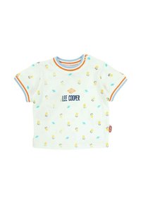 T-shirt blanc à manches courtes avec un col rayé bleu et orange, comportant un logo "LEE COOPER" et un motif répétitif jaune et bleu.