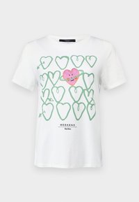 Valkoinen puuvillapaita, jossa on vihreä sydänkuvio ja pinkki sydäntoteutus keskellä, ja alareunassa on teksti "VIIKONLOPPU".