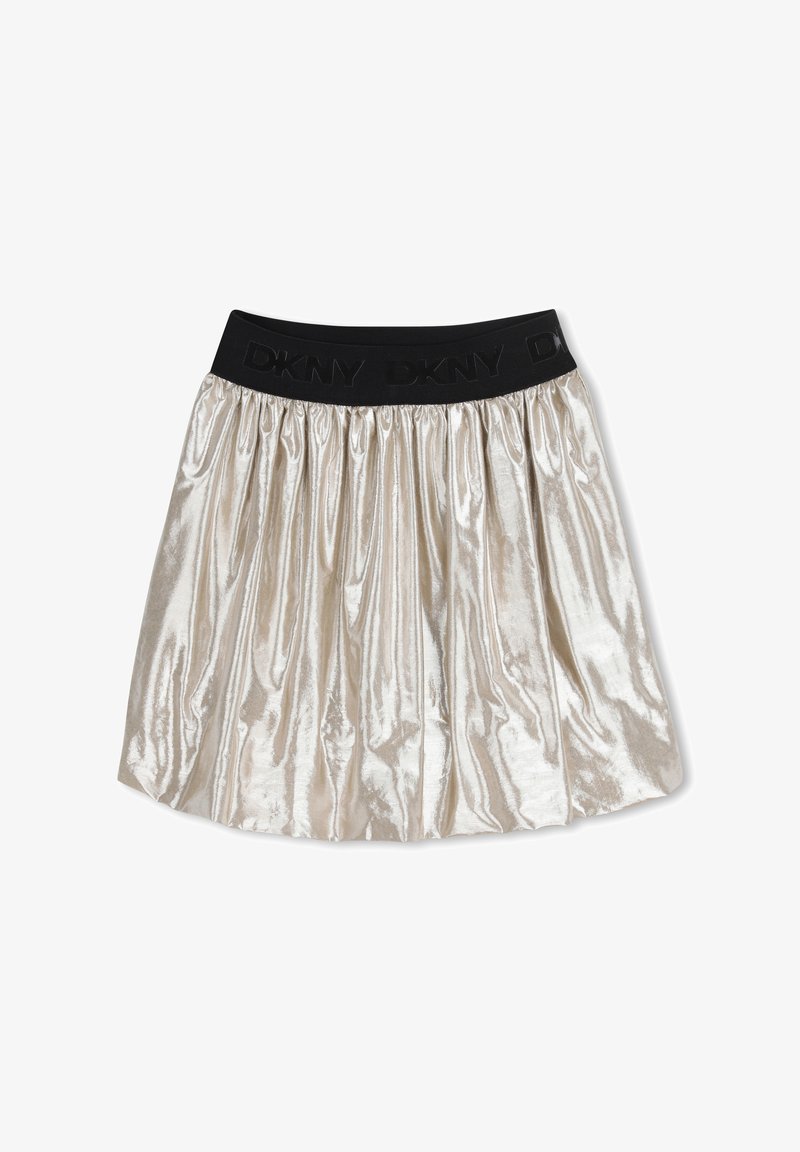 Jupe plissée argentée brillante avec une large ceinture élastique noire ornée du logo DKNY répété en lettres embossées.