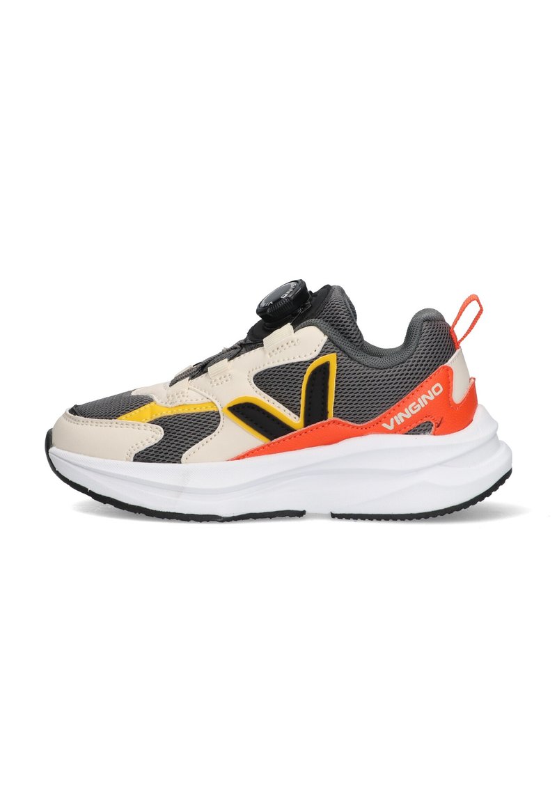 Urheilukengät, joissa on harmaa verkkomateriaali, beige korostukset, keltaiset ja mustat yksityiskohdat, oranssi kanta ja musta nauhakiinnitys. Kevyt pohja.