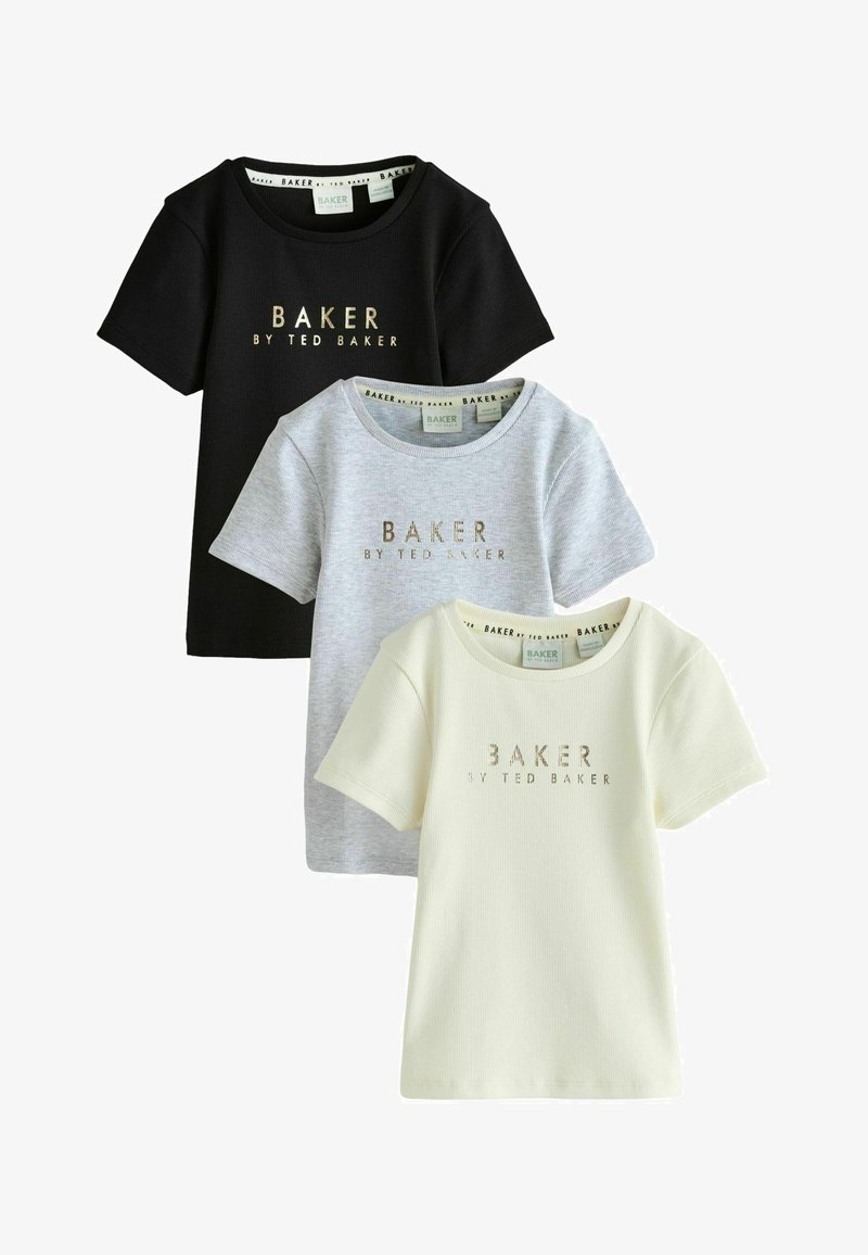 Tres camisetas de manga corta en negro, gris y crema. Cada una presenta una textura acanalada y un logo dorado "BAKER BY TED BAKER" en el frente.