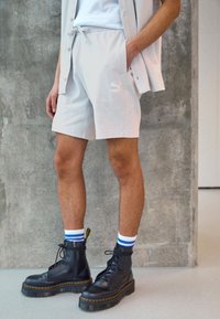 Puma CLASSICS - Jogginghose - platinum gray