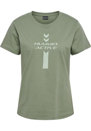 Olivengrøn T-shirt lavet af blødt stof; har en rund halsudskæring og grafisk print med "HUMMEL ACTIVE" i hvidt samt designelementer.